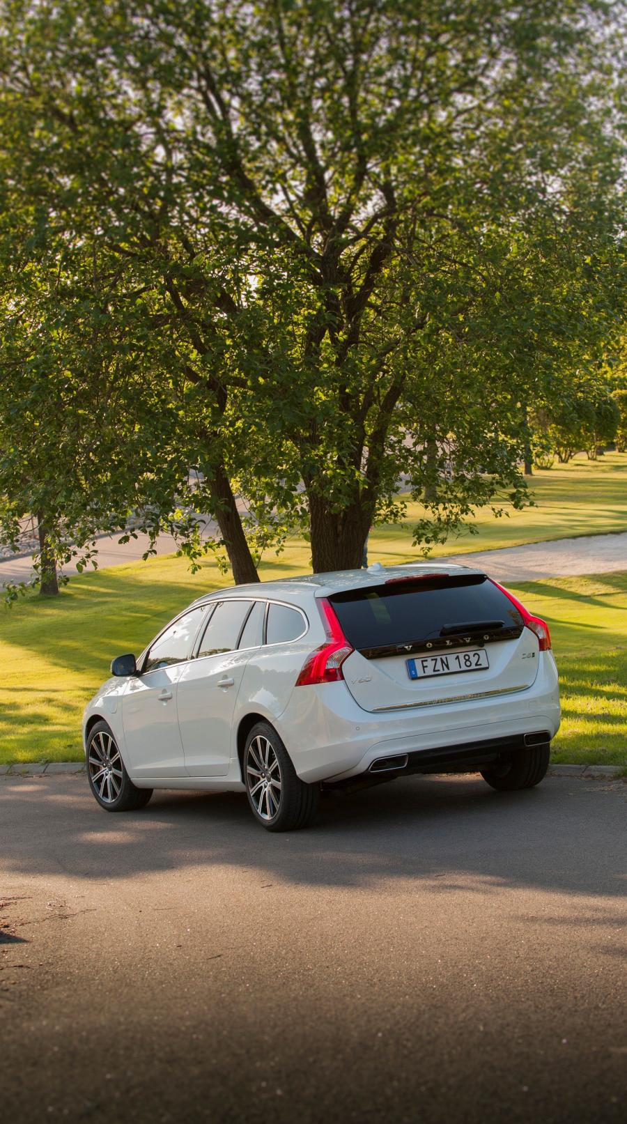 Volvo V60 Twin Engine 2015 года  (фото 5 из 17)